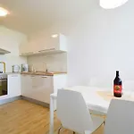 Leut Apartment, 3min Beach, 15min Center 풀라