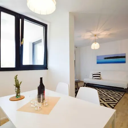 Leut Apartment, 3min Beach, 15min Center Апартаменты *