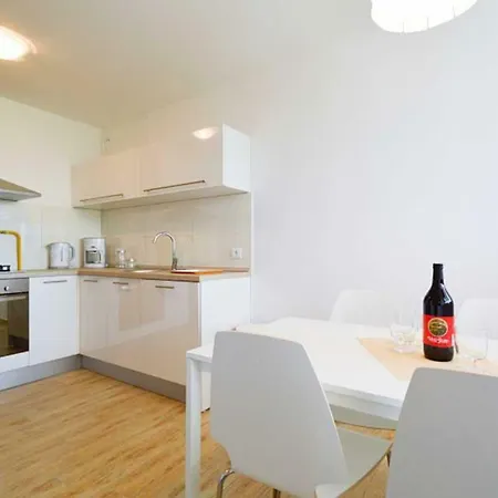 Leut Apartment, 3min Beach, 15min Center Пула