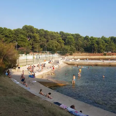 Leut Apartment, 3min Beach, 15min Center * Пула