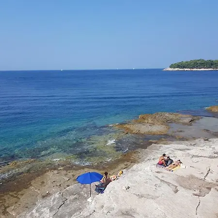 Leut Apartment, 3min Beach, 15min Center * Пула